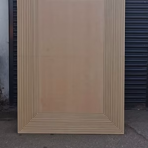 Téglalap alakú - részben hullámos háttérfal